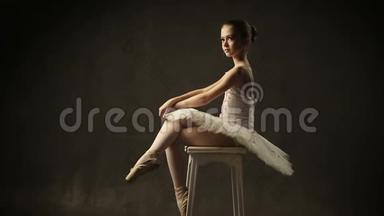 训练中，疲惫的女孩芭蕾舞演员史诗般<strong>地摔倒在地</strong>上